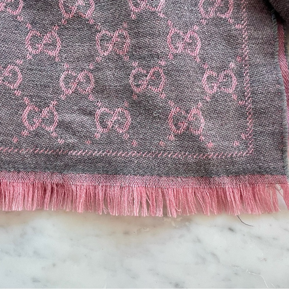 Gucci GG 100% wool wrap/scarf in grey with pink GGs, fringe, L, EUC - Picture 6 of 10
